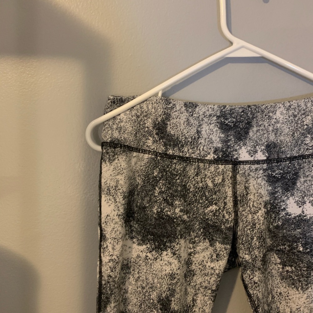 splatter design capri leggings